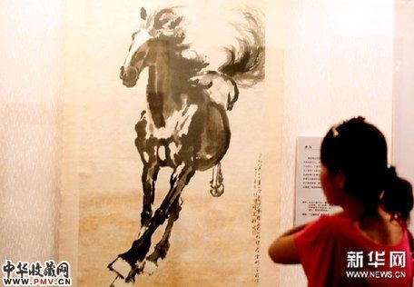 6月25日,在沈阳举行的徐悲鸿绘画精品展上,市民参观徐悲鸿代表作《奔马》。新华网图片 张文魁 摄