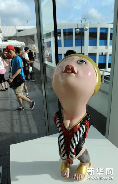 这是“小人”系列雕塑作品中的“女博士”（6月25日摄）。