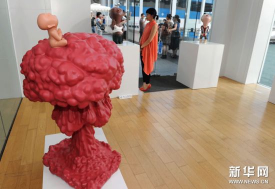 这是“小人”系列雕塑作品中的“静若止水”（6月25日摄）。