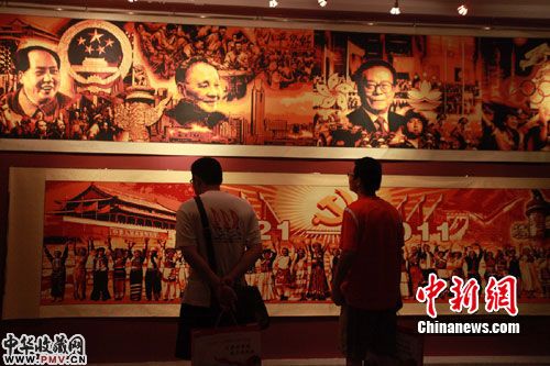 市民在伟人肖像剪纸前驻足观看