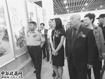 欣赏毛体书画。