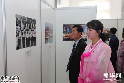 6月28日,朝鲜民众在平壤参观中国共产党建党90周年图片展。新华网图片