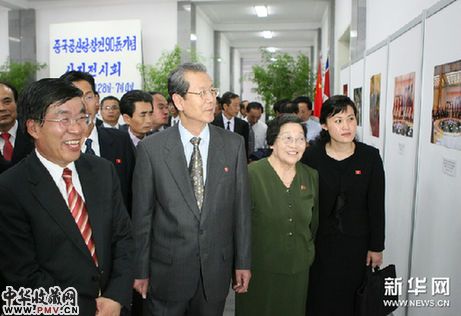 6月28日,朝鲜劳动党中央书记崔泰福(前左二)和中国驻朝鲜大使刘洪才(前左一)在平壤参观图片展。新华网图片