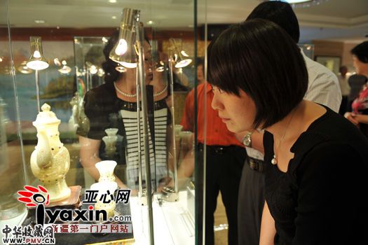 6月28日，中山路万年101A座10楼，玉石爱好者正在欣赏雕琢精美的各种玉石摆件。新疆和田玉、书法、绘画精品鉴赏会在中山路万年101A座10楼展出。展会向社会公众免费开放，至7月5日结束。亚心网记者 李远新 摄