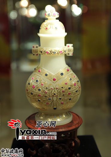 展出的白玉错金镶宝石蝴蝶纹西番瓶。亚心网记者 李远新 摄
