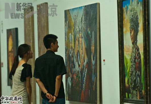 6月29日宋庄“春满园”绘画展上,一组以少数民族人物为创作题材的作品吸引了观众的注意。