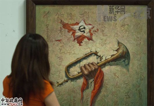 6月29日,宋庄“春满园”绘画展上,一位观众观看名为《静物》的绘画作品。