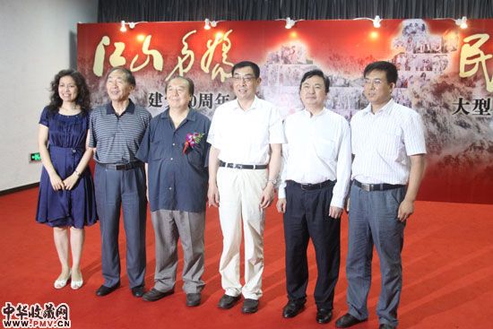 民建中央常务副主席、民建中央画院院长马培华(右三)、民建中央画院副院长张士元(左三)、北京新圆明职业学院院长杨波(右二)、民建中央画院副院长曹郁(右一)等合影