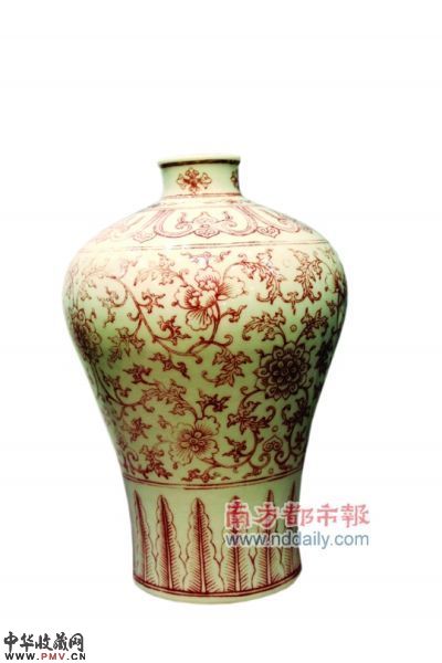 清乾隆釉里红缠枝莲梅瓶