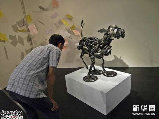 参观者在欣赏由废旧物品制作的展品。