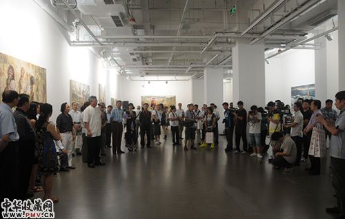 王鑫生大型油画展在北京今日美术馆举行开幕式。(美国《美中信使报》)
