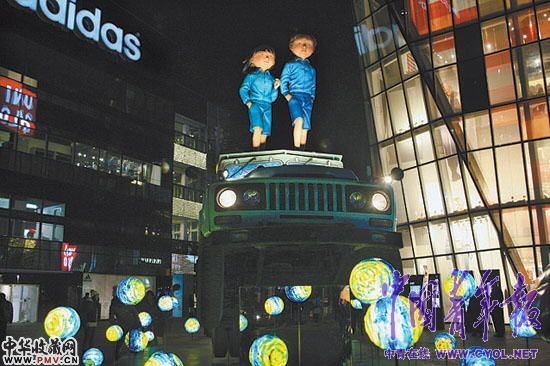 “沿着银河向上行驶的汽车” 