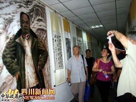 观众参观画展
