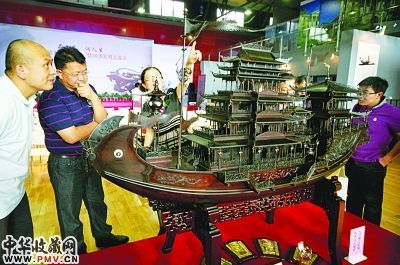 红木艺术品“镇海宝船”
