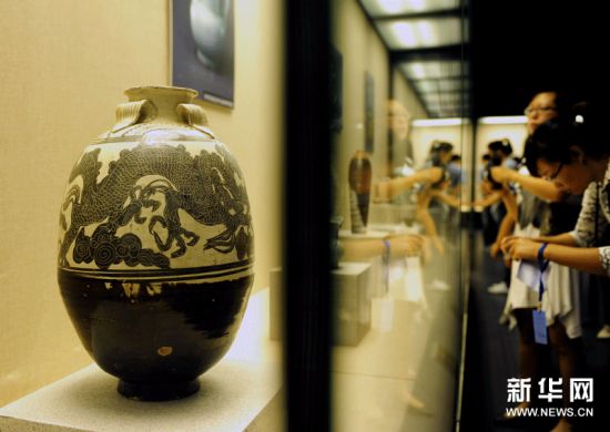 这是展览展出的内蒙古博物院收藏的“磁州窑四系龙凤纹大罐”。