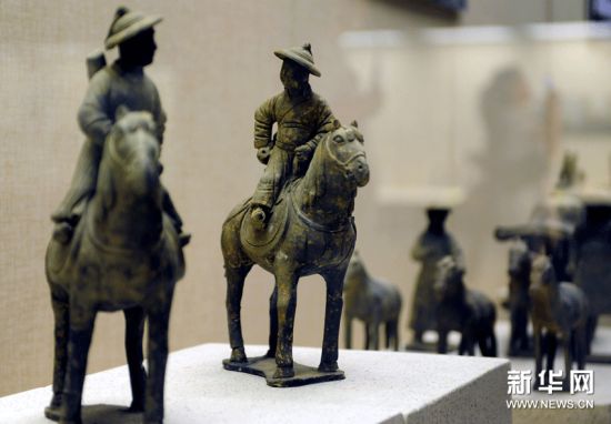 这是展览展出的由陕西省考古研究院提供的“骑马俑”。