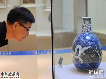 7月11日,市民在江苏连云港市博物馆欣赏“明宣德青花海水白龙纹扁瓶”。新华网图片 耿玉和 摄