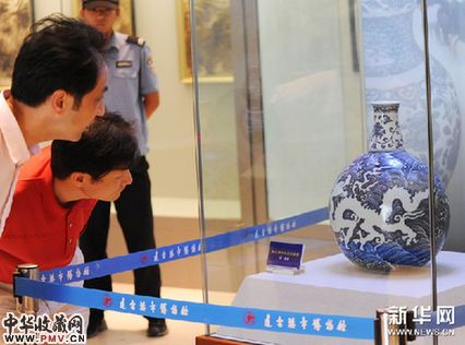 7月11日,市民在江苏连云港市博物馆欣赏“明宣德青花海水白龙纹扁瓶”。新华网图片 耿玉和 摄