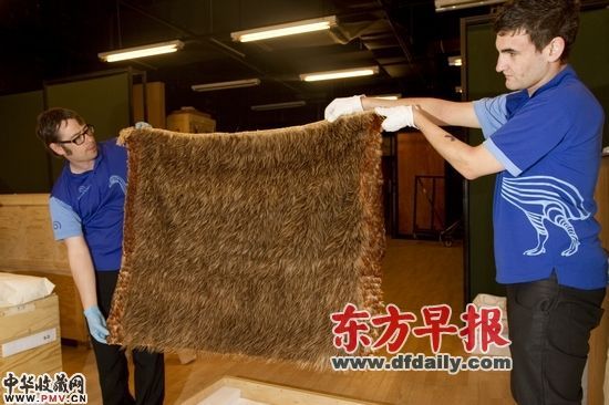 工作人员正在展示拷络瓦斗篷――部落头领穿的披肩。早报记者 高剑平 图