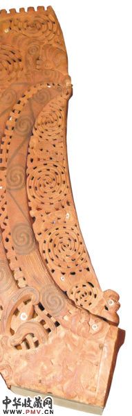 巨大的独木舟艏柱，以整块木料单独雕刻，一般垂直安装在船的尾部。