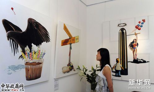7月13日,游客在参观画展。新华网图片 宋振平 摄