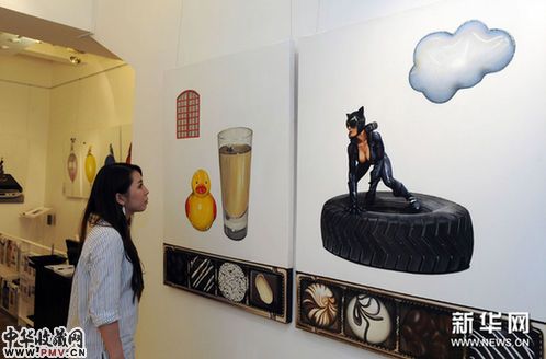 7月13日,游客在参观画展。新华网图片 宋振平 摄