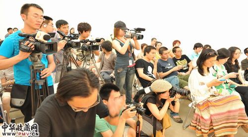 现场记者采访