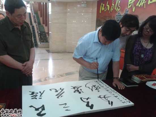 刘大为(右三)主席为本次画展题字 苗再新(左一)在观看。