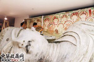 布展人员在布置敦煌158窟卧佛像。（图片由关山月美术馆提供）