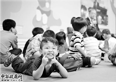 图为7月20日，小朋友们在第22届香港书展上听香港大学教授李焯芬讲故事。陈晓伟摄