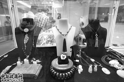 图为台湾某珠宝商携产品在京进行展示。