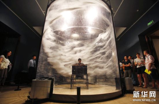 观众在比利时艺术家制作的《正在现场转播节目的艺术学校》中体验“风暴眼”里的平静