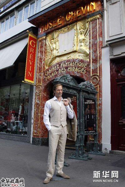 7月26日，美国男演员布拉德・皮特的蜡像站立在位于法国巴黎的格雷万蜡像馆前。