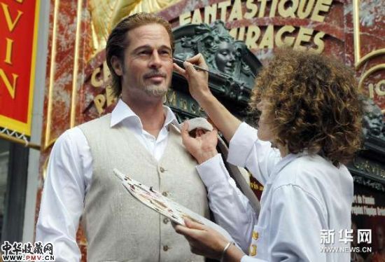 7月26日，在法国巴黎格雷万蜡像馆，蜡像化妆师为美国演员布拉德・皮特的蜡像上妆。　