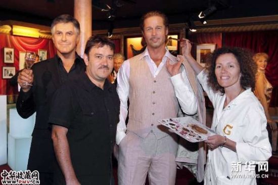 7月26日，在法国巴黎格雷万蜡像馆，法国雕刻家斯特凡纳・巴雷（左二）和蜡像化妆师（右一）与两位美国著名演员乔治・克鲁尼（左一）及布拉德・皮特的蜡像合影。