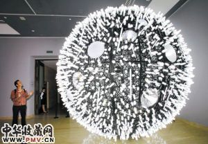 观众在观看用１万个节能灯制造的“人工月亮”