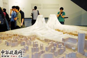 来自荷兰的建筑师事务所MVRDV展示的概念草图如同山峰上顶着一朵白云。他们给B10的定位是“文化高峰”。 