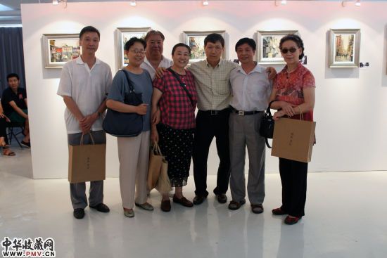 展览现场 艺术家杨沛和大家在一起