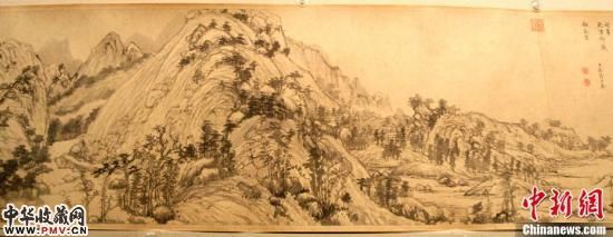 6月1日,深受两岸瞩目的“山水合璧――黄公望与富春山居图特展”在台北故宫博物馆举行。在本次合璧大典中,最受关注的就是《富春山居图》前段“剩山图”与后段“无用师卷”实现360年来的首次合璧。《富春山居图》前段称《剩山图》,现藏浙江省博物馆;后段较长称《无用师卷》,现藏台北故宫博物院。赵振清 摄