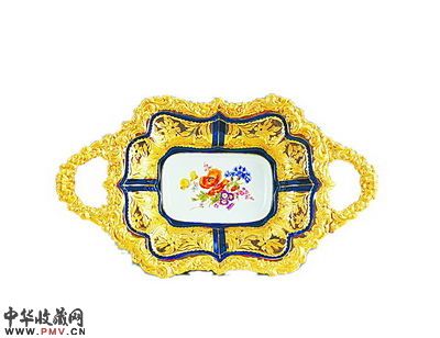 描金浮雕开光花卉图双柄盘,19世纪晚期,德国迈森。