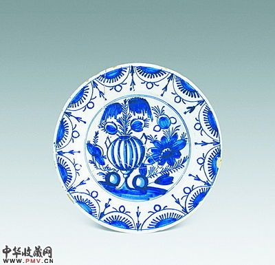 青花花果纹盘,18世纪,英国产代尔夫特式釉陶。 青花花果纹盘,18世纪,英国产代尔夫特式釉陶。