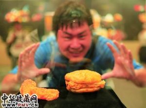 有工艺家将金丝玉雕成汉堡包和炸鸡翅,让人垂涎欲滴。信息时报记者 陈文杰 摄