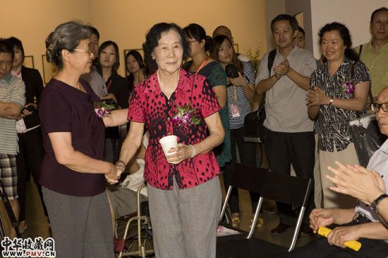 徐悲鸿夫人廖静文女士参加开幕式。