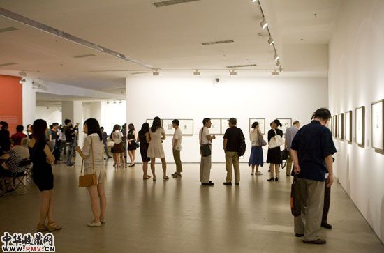 观众参观古元延安版画作品展。