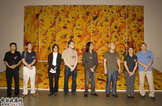 开幕现场嘉宾合影：（从左至右）张子康、殷双喜、吴洪亮、王璜生、苏新平、方力钧、古安村、李帆