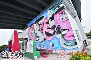 建在高架桥底下的小洲艺术区聚集了大量的艺术家。