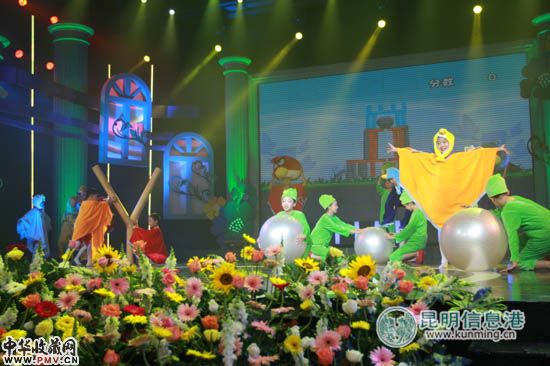 在第四届昆明动漫节开幕晚会上,愤怒的小鸟也来“凑热闹” 记者合宇聪/摄