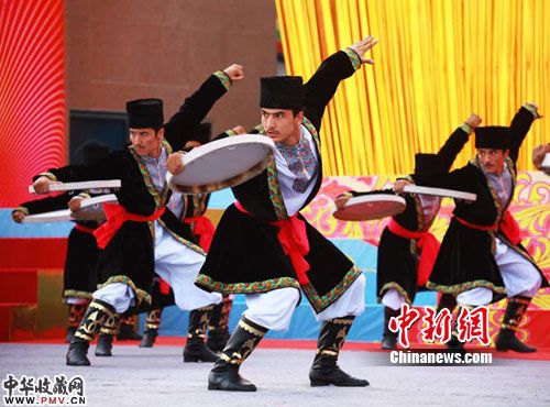 25日,第八届和田玉石文化旅游节暨手工羊毛地毯博览会在墨玉县人民广场开幕。图为表演男子集体舞:《大漠鼓舞》。马卫平 摄