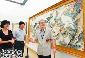 蓝天野向观众介绍自己的画作