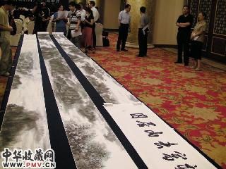 由两岸画家共同绘制、长66公尺的“新富春山居图”,26日在北京亮相。